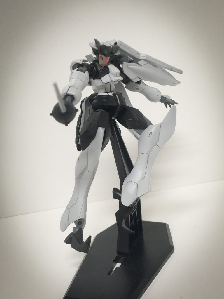 CH-E-05 マギア・ラピエル 
本機の為に開発された専用のレイピア。

この武装は通常のレイピアとしてみた場合にも十分に業物と言える武装だが、それに加えて、刃の内部にルーンと小型のマナ・カートからなる魔導機構を内蔵している。

この機構は柄を銃身、刀身そのものを弾丸に見立て、撃ち出すというもので、射撃としては、有効射程こそ短いものの、至近距離における戦闘において、リーチをごまかすことが出来るこの機構はいわゆる初見殺しとして非常に有用である。

基本的に射出機構を使用するのは必殺のタイミングであることがほとんどである為、使われることは少ないが、左肩に装備されたシールド内に予備の刀身が内蔵されており刀身を再装填することは可能である。