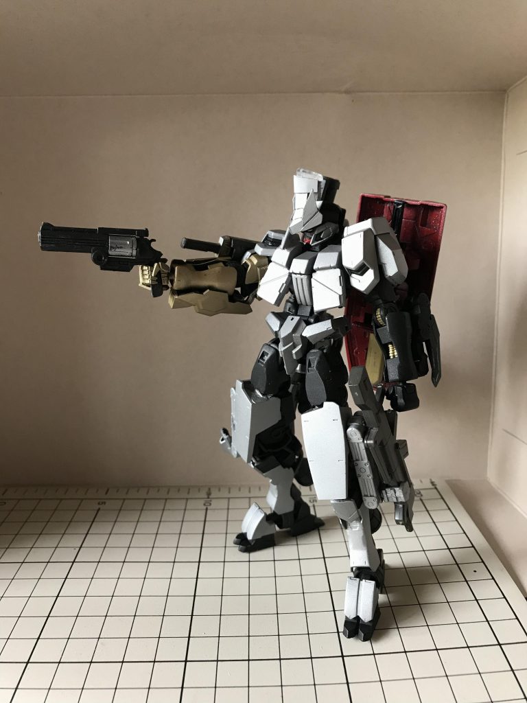 リボルバー型ピストル
失われた技術で造られた超小型のレールガン、所謂「ダインスレイブ」である。
本家の物より有効射程は限られるものの、グレイズ程度のフレームなら一撃で四散する程の威力があり、厄災戦時に多くのMAにとどめを刺して来た…