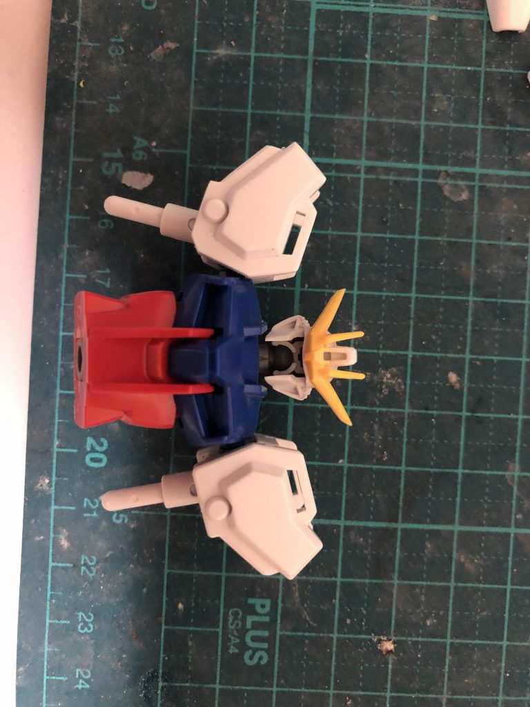 肩の加工と後ハメ加工の後です。 肩部は左が改造前、右が改造後です。改造後くらいのバランスが好きですね。