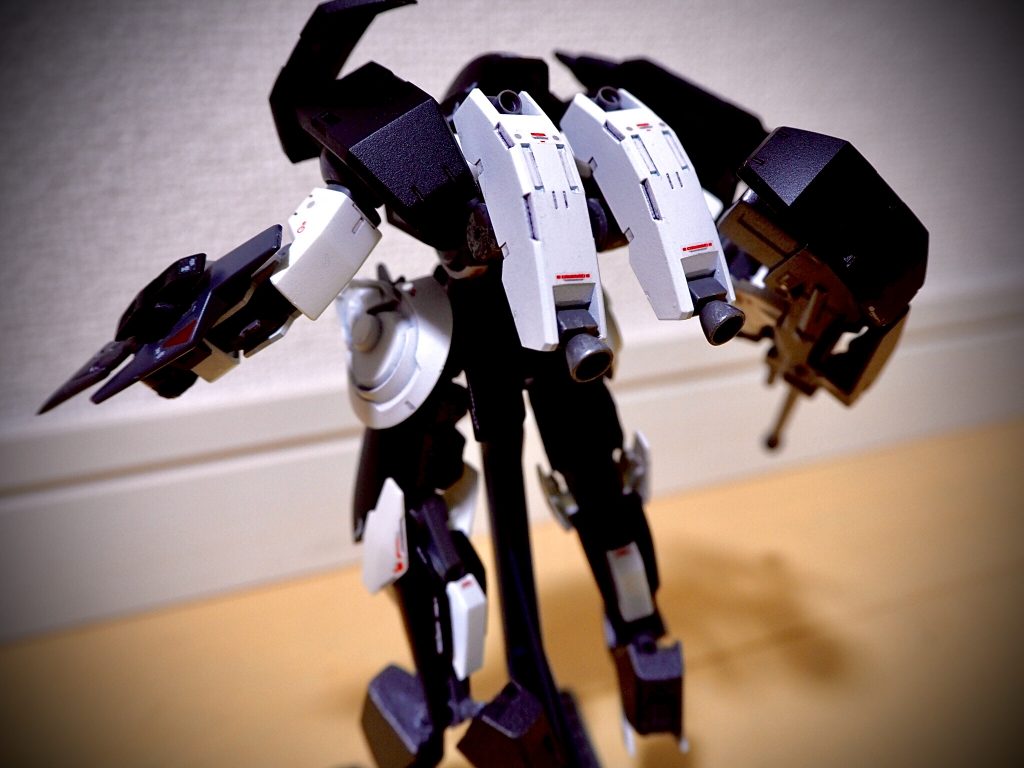 メインスラスター
一般のレギンレイズと同じ物。
「小回りが利く」と、本機のパイロットはかなり気に入っている。