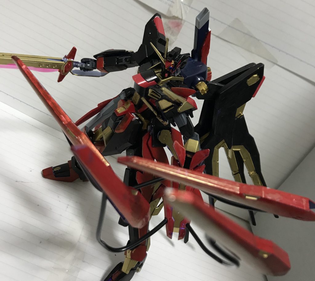 左腕の剣はドラグーンではなく、クラミツハと呼ばれる特殊なワイヤー兵器です