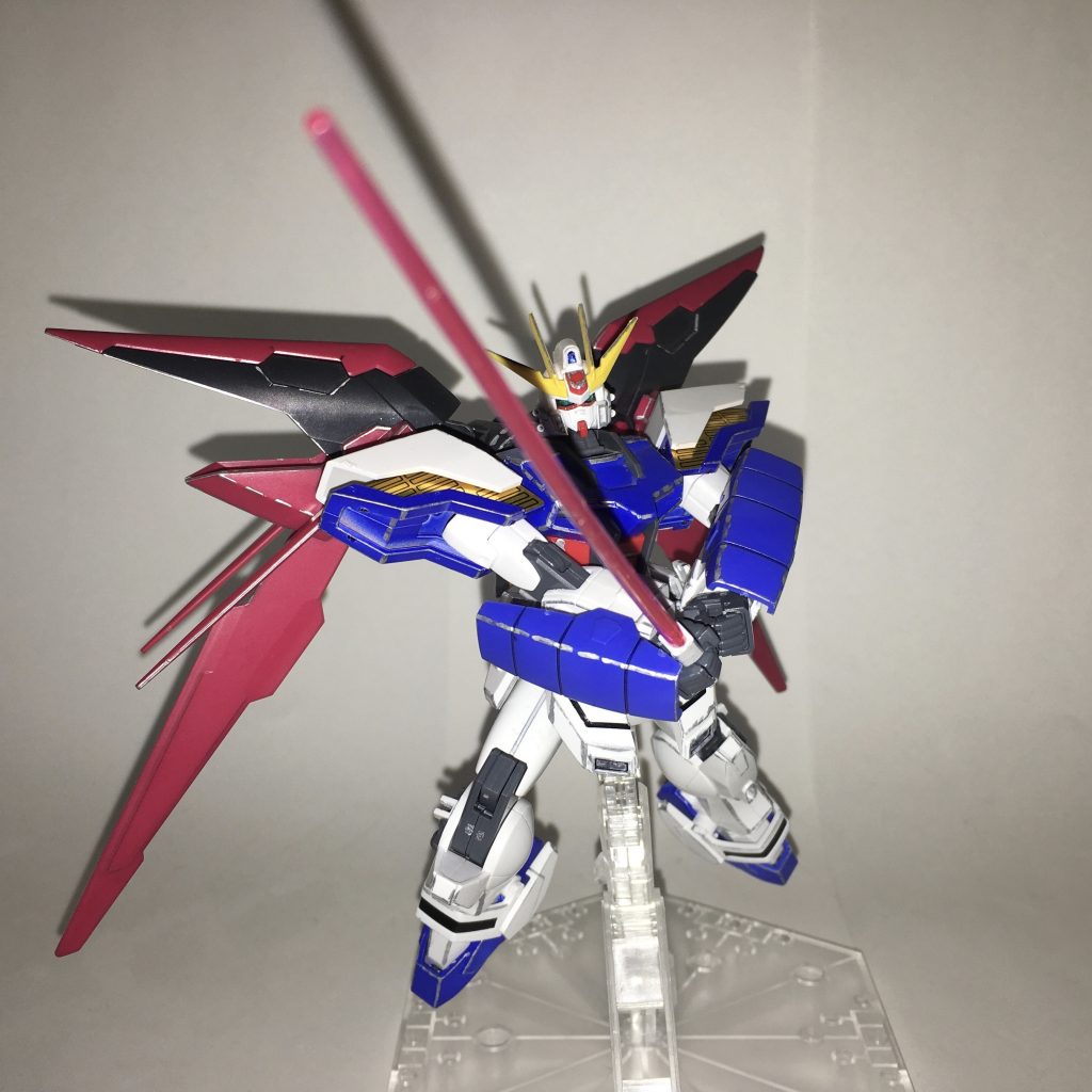 ビームソード。基本的な格闘兵装で、腰の左側に2本収納されている。威力の点ではシャイニングフィンガーに劣るが、リーチ(刃の長さ)の点ではまさっており、相手から先手を奪いやすい。