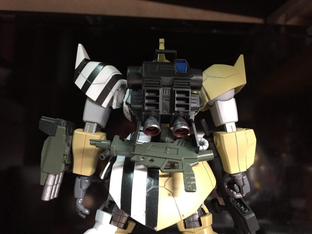 ビームガンは背部にマウントラック可能。