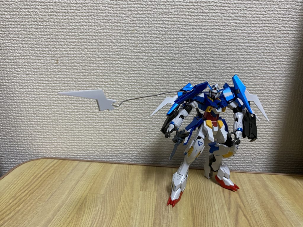 AGE2の羽を短くし、後ハメ加工に近い処理をしてアンカーとしてます。
ぶっ刺すキツツキ要素です。
本当はリード線でやりたかったけど、丁度いいのが見つからず針金代用。