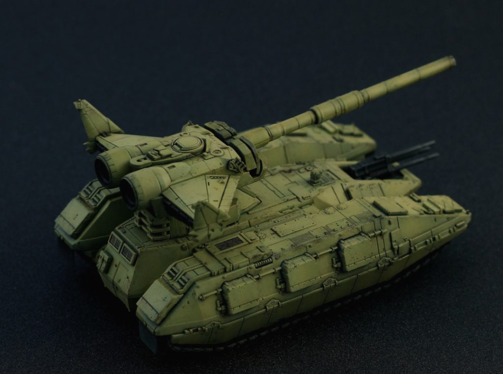 改造点としましては、より戦車らしく見せるためにマゼラトップ下の接続部を削って低重心化しています。
マゼラトップのコクピットは本来戦闘機のようなキャノピーですが、ここも戦車らしくなるようハッチ式にしてみました。
あとは、ガンプラのジャンクパーツや模型メーカーのディテールUPパーツをペタペタ貼ってます。