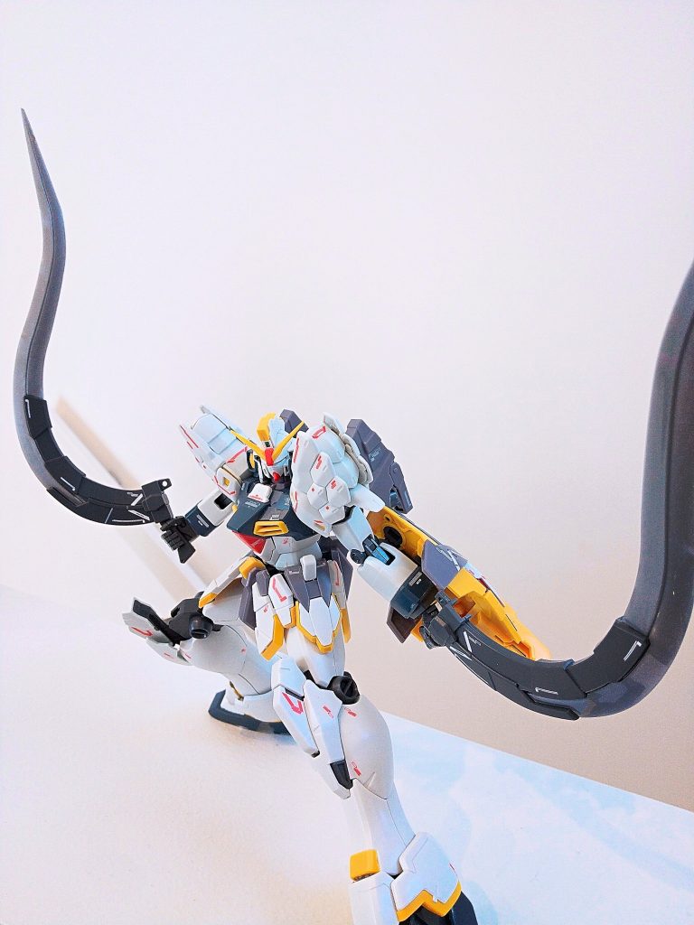 自立はしっかりしてる印象です。このように腰の深い立ち方してもかなり安定して飾れます。