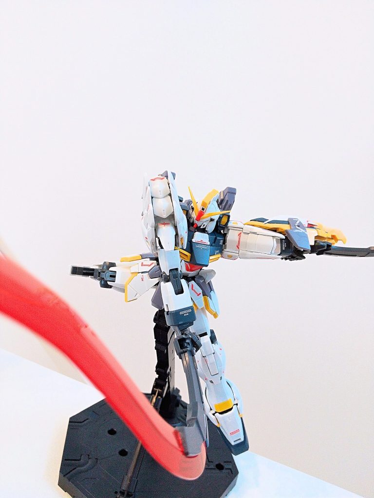 派手めにポージングするとこんな感じです。ヒートショーテルを自由自在に操れるのは楽しいですが、腰の稼働と腕の稼働が最近のキットよりは少なめな印象です。