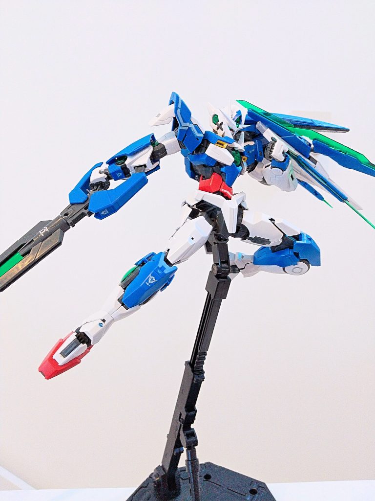 MGのダブルオークアンタです。クリアパーツ多めで浮遊ポーズがよく似合います。