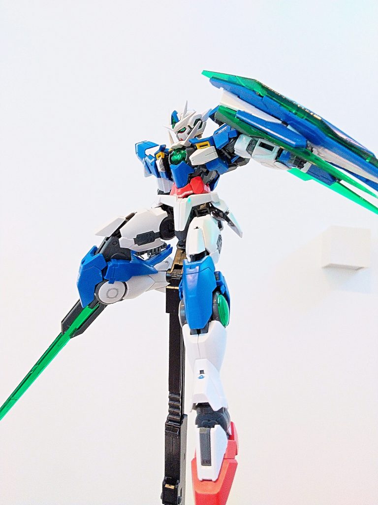 以上、ダブルオークアンタでした。稼働、プロポーション、ほとんど文句無しの出来映えです。ちなみにバリエーションキットとして装備が増えたダブルオークアンタフルセイバーも発売していますが、自分はアシンメトリー感が強い通常のクアンタさんの方がお気に入りです。