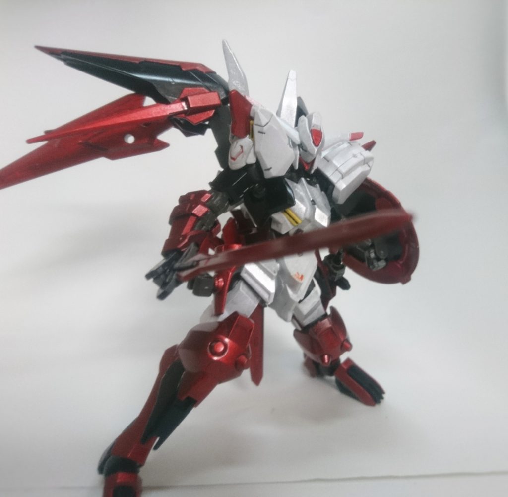 昔に作った作品となりますが、鉄血コンと言う事ですので、GUNSTAさんにも改めて投稿しました。
 ガンダムウヴァル、ダークマターブースター、バインダーガンなどのミキシングと塗装。
 ちなみにシールドのデカールは、昔観光の土産品として購入した物です(*・ω・)