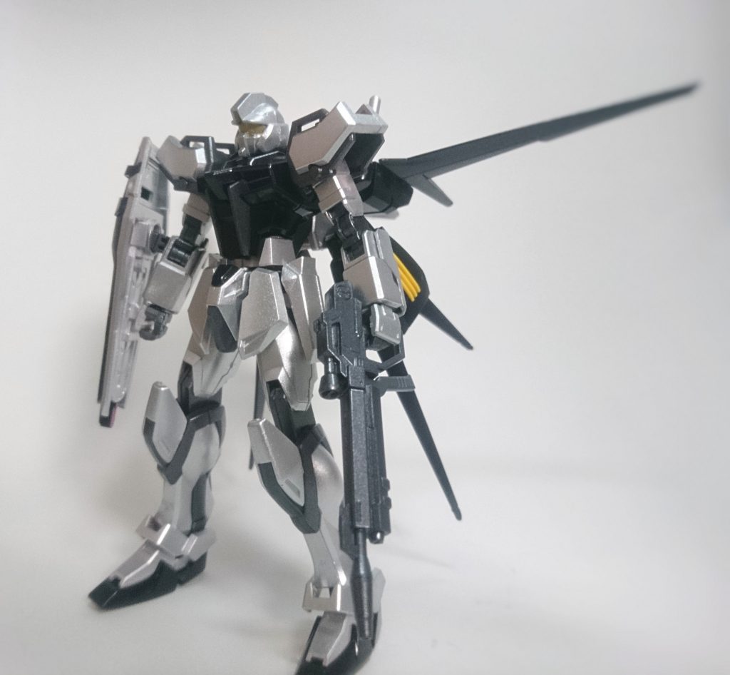 元キットはストライクルージュの方ですが、シルバーを基調にした前塗装と、頭部のみ変更をしてみました。
 やはりガンダム系の頭部でないと、量産機的な感じが強くなりますね。