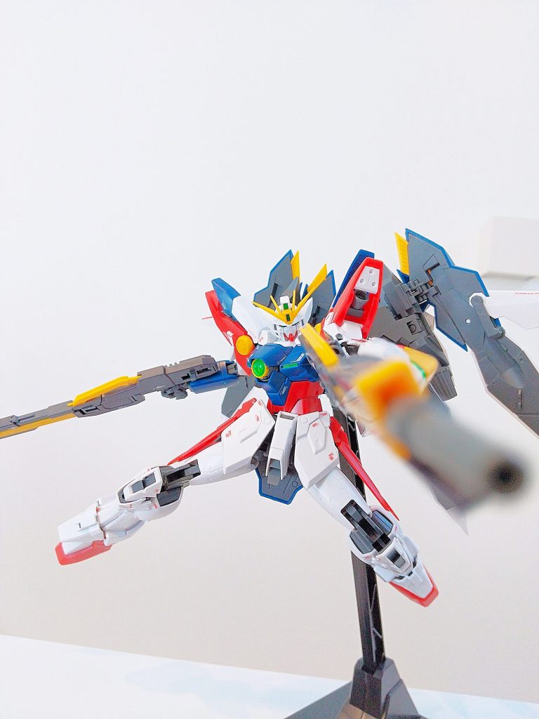 テレビ版ウイングゼロと自分は呼んでますが笑、プロトゼロのMGです。変形の関係で腰や足の稼働はかなり自由に動きます。