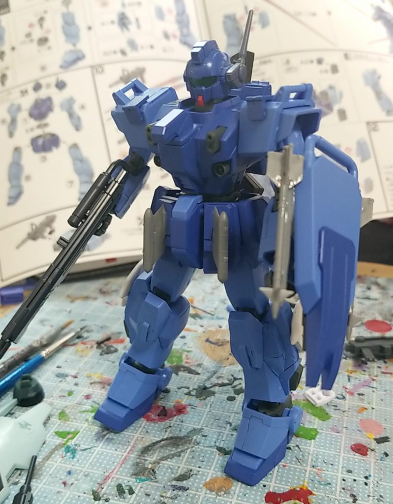 ビームライフルはテルティウムのモノを使用
灰色のパーツは、最近戦闘機模型を作り始めたのでその時に出た余剰パーツを使用
側頭部にはバルカンポッドを付けた(なんの機体のやつかは知らない)