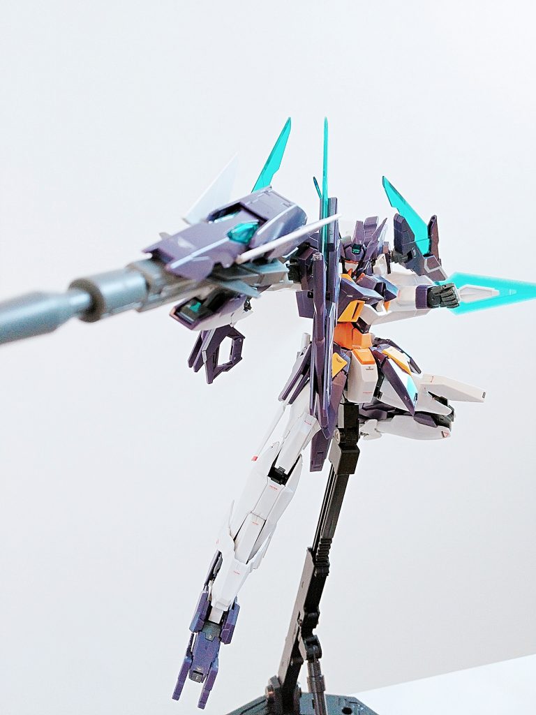 以上、AGEⅡマグナムでした。機体としてはカッコいいのですが、ポージングはかなり厳しいキットでした。ただ、色分けなどは素晴らしいですし、なによりクリアパーツが本当にキレイです。