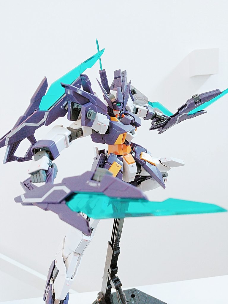 Fファンネルは取り外し装着可能です。
稼働に関しては腰、腕の前後などけっこう厳しい部分があります。あまり派手なポージングはしにくい印象です。