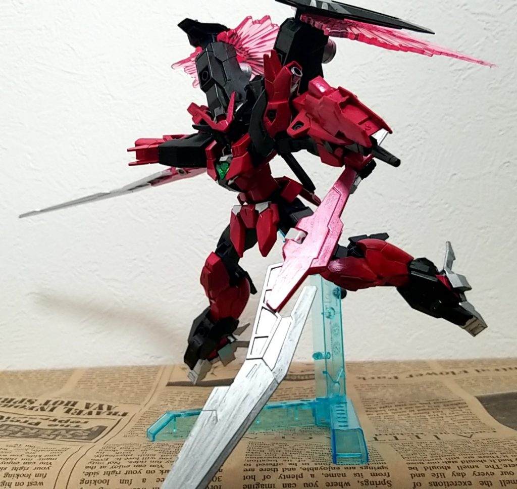 クレセントダブルソード
本機最大の近接兵装
大振りながらも手数に優れる
これ自体がブースターの放熱機構としても機能するので、ヒートソードとしても使用可能
バックパックからは擬似的ながらも光の翼が発動可能