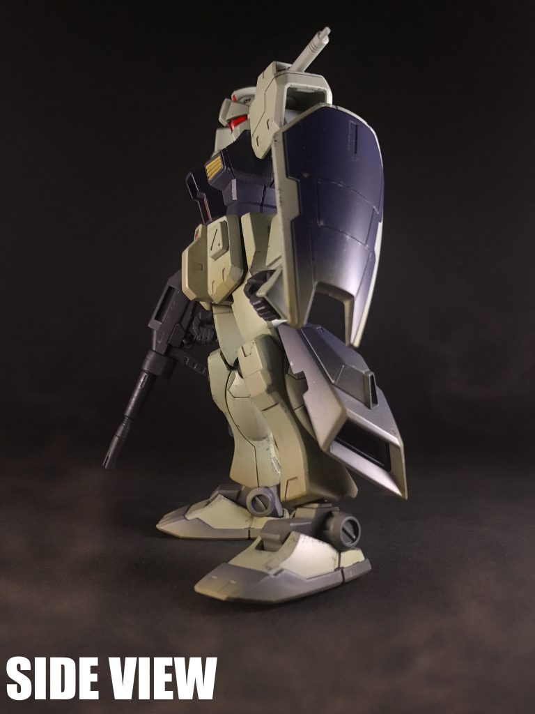 設定ではダカール防衛部隊のパイロットはベテランだそうです。恐らくは元カラバのパイロット達だと思われます。当時の「ワグテイル」を知る元カラバの¨誰か¨が造った「ジム・カスタム」べースの¨性能再現機¨かも知れません。カラーリングは「ネモ ユニコーンver」に準拠しています。