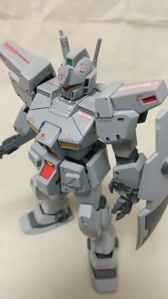 改修１．頭部の合わせ目を消しました。
改修２．胸部にスジ彫りを追加しました。
改修３．全身に水転写式デカールを貼りました。

たまたま目にした『RBコーションデカール01レッド×グレー』という水転写式デカールがジムカスタムに似合いそうと思って衝動買いです。
今あらてめて見たら『1/100』って書いてある。。。(^_^;)
スケール合っていないですが、そんなに違和感ないような。

『caution』って言う位だから、警告や注意の文面な訳で、このデカールは「ここ熱いよ」とか「マニュアル見ろよ」とか「開けたら熱風だよ」とかの意味があります。
一応は貼る場所を考えて貼りましたが、何か所かはテキトウに雰囲気で貼りました。
『E.F.S.E』は何かのHGUCに付属していたシールです。