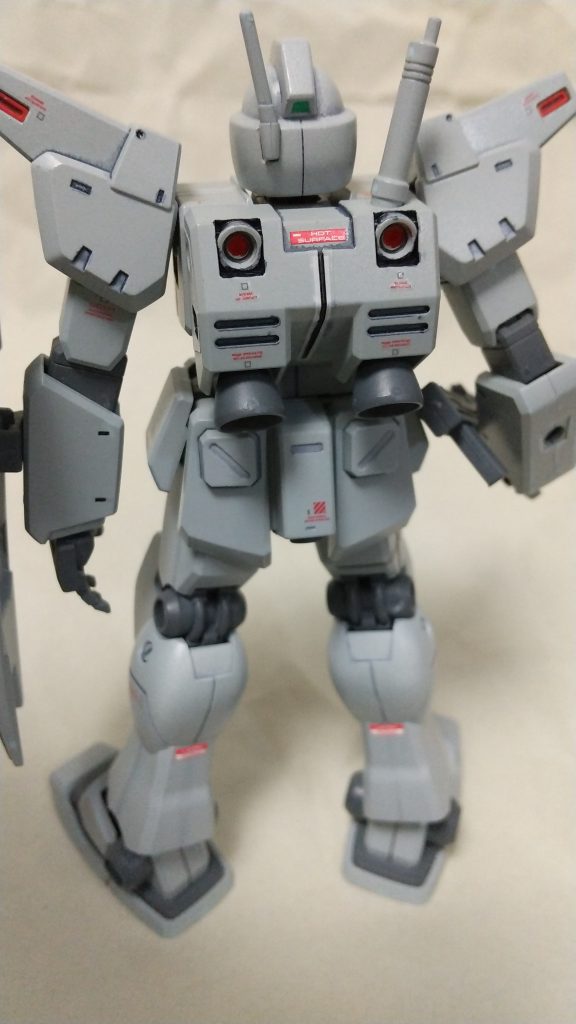 せっかくですので、背面も。

水転写式デカールを貼ったのも35年振り。

当時小学生だった私には難しい工作だったと記憶していたのですが、デカールの説明を読んで理由がわかりました。

デカールの説明には
「ピンセットと筆などで対象物にスライドさせて貼り付けます」
とあり、今回その通りにやりました。
多少トラブルもありましたが、スムーズに作業できたのです。

ではなぜ小学生の私には難しかったのかというと、当時雑誌等で読んだ水転写デカールの貼り方は
「水に数秒漬けて台紙から剥がれたらピンセットでつまんで貼る」
というもので、そりゃ難しいわな。
この方法では今でも出来ないと思います。。。(^_^;)