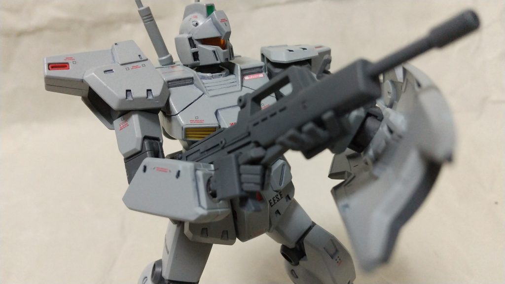 一旦つや消しで完成していた所に、合わせ目消しやスジ彫りを入れたので、再度塗装しました。
その後でデカールを貼り、今回は半ツヤのトップコートを吹いてみました。
やはり以前のつや消しとは違って、少しつやが出ています。