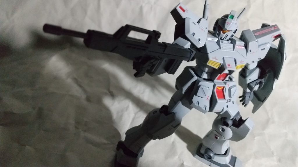 相変わらずカッコイイです。

プラモは完成後も手を入れられる、と分かってはいましたが実際にやったのは初めてでした。今後も楽しく改修してみようと思います。

そして、完成後はまったく見えない場所の
改修４．腰アーマー裏をふさぐ
の製作工程をご覧ください。