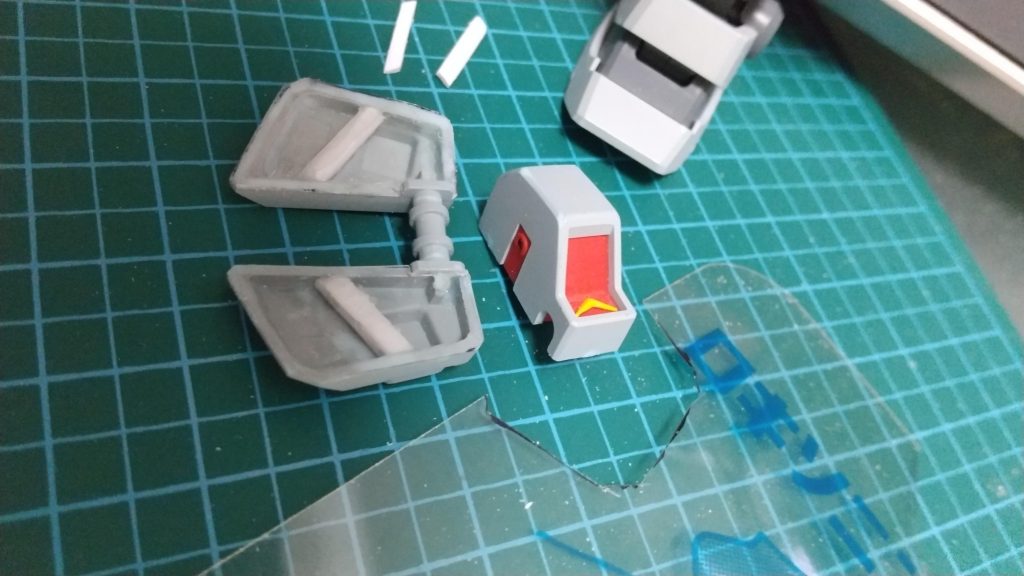 前部腰アーマーの裏をふさぎます。
材料は『ランナーを削って作った棒』と『痛み止めシップのシート』です。
棒を１本入れて高さを稼ぎます。

今回は、強度が無くても良い部分の工作なので、この為にプラ板を買う必要は無いでしょう。