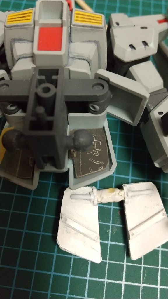 後部腰アーマー裏も前部と同様にふさぎます。
高さをかせぐ為、『ランナーのタグ』をテキトウに切り、少し削って薄くしてから入れました。
白い方はベースホワイトを吹いた前部アーマーです。