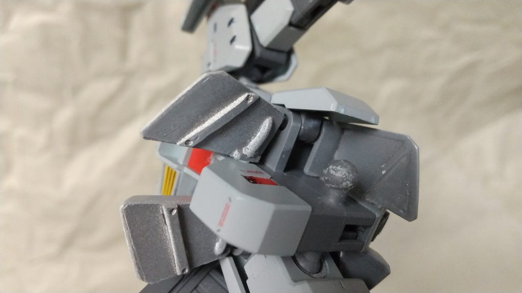 グレーで塗装して完成です。

後部アーマー裏は　ランナーを削って作った棒　を斜めに配置しました。こっちの方がそれらしいですね。

前部アーマー裏は棒をアーマーと同じ角度で貼っています。作成中は気がつきませんでしたが、今見ると違和感があります。
強度を出す為にトラス構造になっていると解釈すべきでした。いやぁ失敗失敗。

初めての　アーマー裏ふさぎ工作　楽しかったですよ。
未経験の方、ぜひ挑戦してみてください。