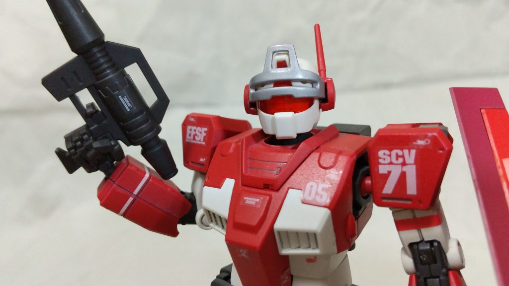 2020/04/26：UPするまで時間がかかってしましましたが、コメントでアドバイスをいただいたので、バイザーを塗装してみました。
このバイザーは近接戦闘を想定したセンサー防御用の装甲という設定らしいので、別パーツ感があっても違和感が無いですね。
シルバーは似合うと思います(^_^)/