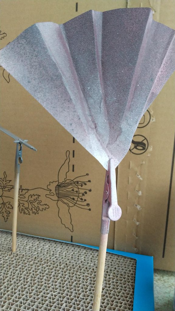 赤を吹く前のマントです。

紙をいい感じにマントっぽい形にした後、白やら黒やらシャアレッドを吹いてみました。
この上にMSレッドを吹いて、真っ赤なマントの出来上がりです。