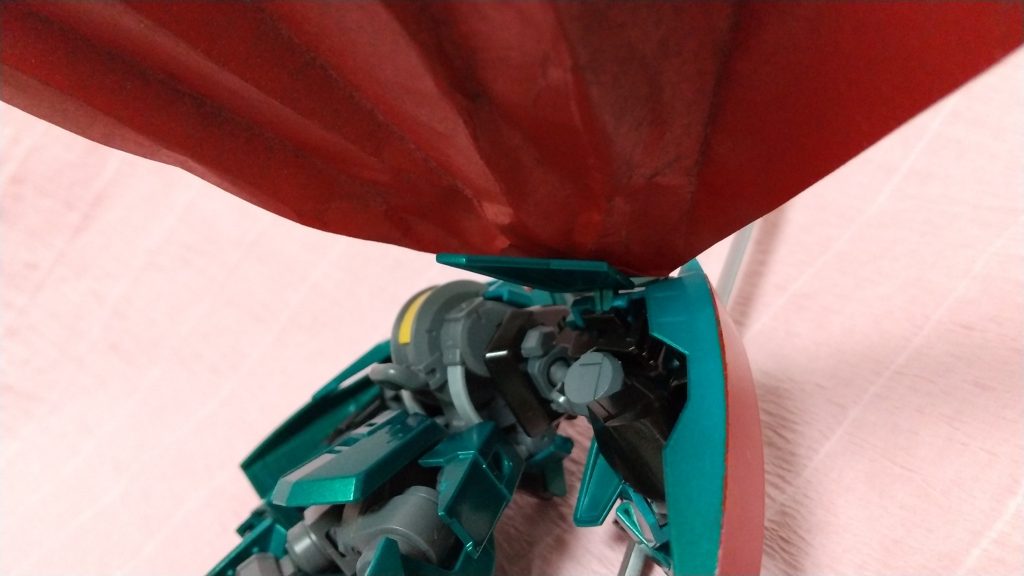 マントは肩パーツに両面テープでくっつけただけです。
肩パーツが可動する為、マントも角度が変えられます。