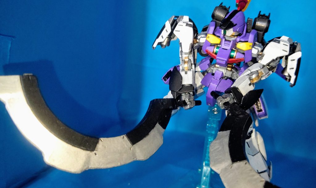 右も左もわからないままに勢いであれこれ進めてきてしまったので、製作過程の写真はあまり多くないです。
折角のサンドロックモチーフなので例のポーズを取らせてみましたが、可動範囲的にこのあたりが限界でした。
最初にも書きましたが、自分なりに納得がいくまで作り込んで仕上げられたのでとても楽しかったです。
今回得られた経験を元に、また改造ガンプラを作ってみたいと思うことができました。