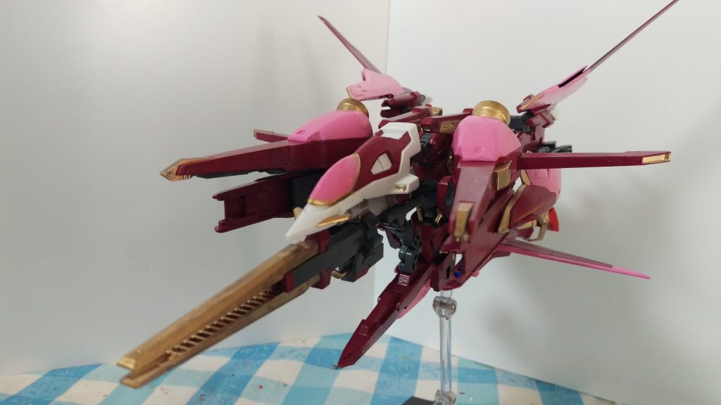 大型レールガンは正義と正義の味方のリアクターより生み出される電力を集中することで、爆発的な初速を生み出し、従来の実弾火器とは比べ物にならない威力を持つ。命中精度は高くないものの、本機の目標が拠点や要塞であることが多いため、大きな問題ではない。
弾頭にはダインスレイヴを用いることで、戦略兵器として存在感を放つ。