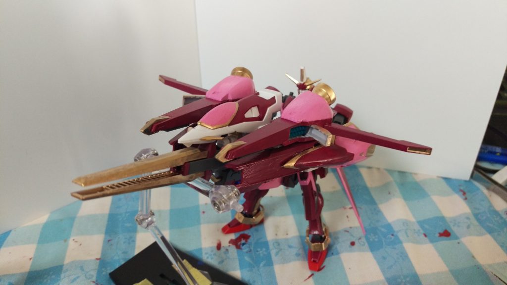 レールガン精密射撃姿勢をとることで、低い射撃制度を大幅に向上させる。
使用時には完全に動きが止まるものの、高感度センサーと長射程レールガンの組み合わせから、相手の感知範囲外からの狙撃が可能である。