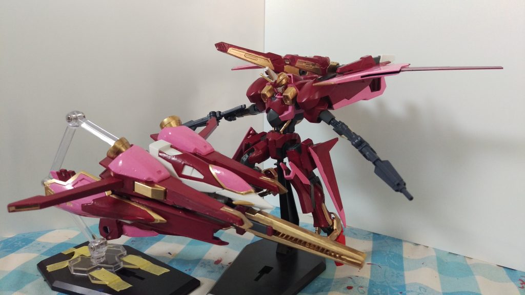 機体サイズ比は写真の通りで、意外と大きい正義の味方。