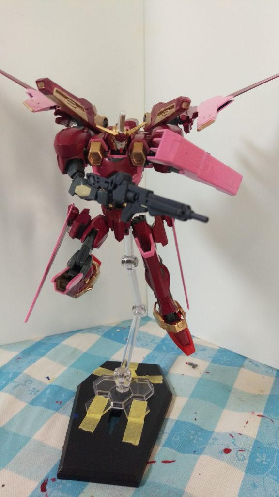 基本装備はJEE-101 110mmライフルとナックルシールド、大型レールガンであり、ライフルとシールドは百里のものをそのまま流用している。
バックパックと腰部に2対の主翼を設け、姿勢制御能力と旋回性能が向上し、百里より小回りの利くMSとなっている。
レールガンは威力こそ強力であるが、射撃姿勢をとる必要があり動きを止める必要がある。射角は仰角に広く機体直上までが射角となる。