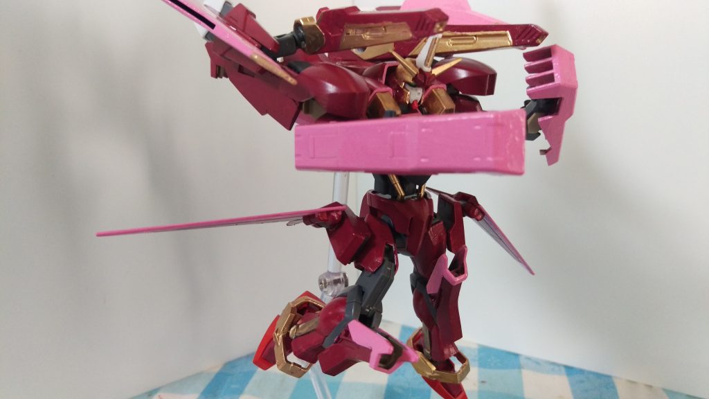 ナックルシールドは盾としての機能だけでなく、近接戦闘用の打撃武器として使用できる。正義の推進力を利用した打撃はフレームを破壊するほどであり、その一撃はまさに正義の鉄拳。