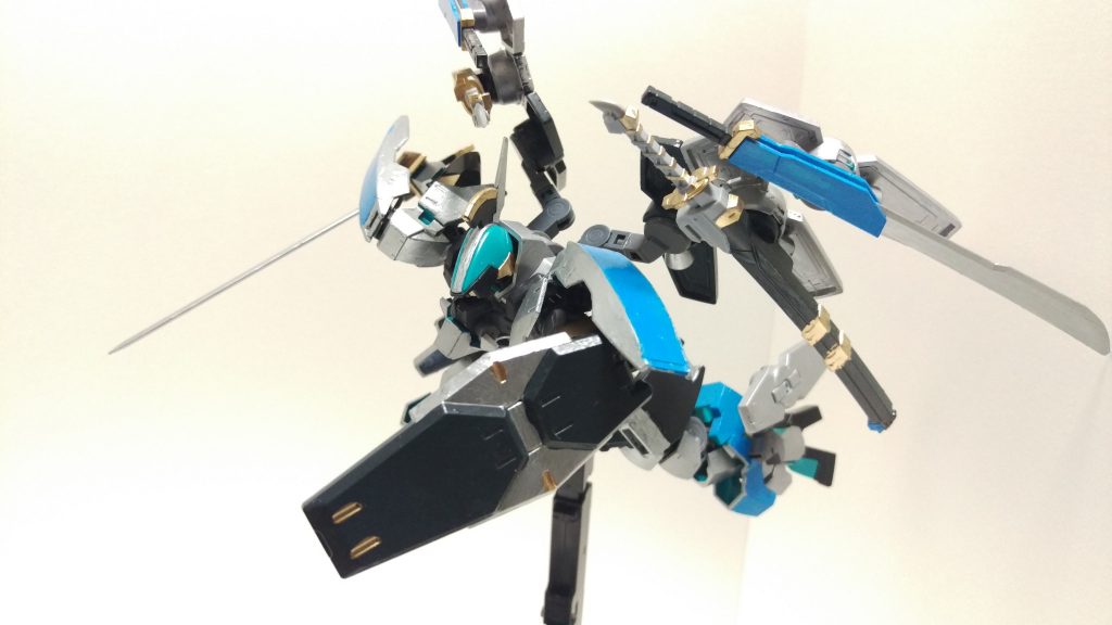 左腕に大きな盾を装備するが、相手の射撃を受け止めるのではなく跳弾させることに使用されることが多い。そのため、盾のある差は薄いが、防御面積が大きくなっている。