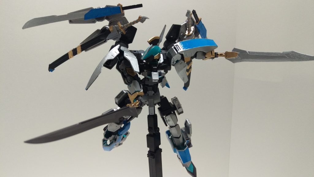 デュランダーナ
右腕に装備した片刃の実体剣。切断能力が高くフレームを容易に切断する。ただし、硬度は高くなく盾などで防がれると刃こぼれを起こす。未使用時は左腰にマウントされる。
レーヴァティン
左腕に装備した熱量を発するヒートブレード。対ナノラミネートアーマーに特化した装備で、蒸着したナノラミネートアーマーを溶かし破壊する。また、剣そのものの重量も大きく、鈍器として使用できる。未使用時は右腰にマウントされるが、ヒートブレード使用後は放熱する必要がある。