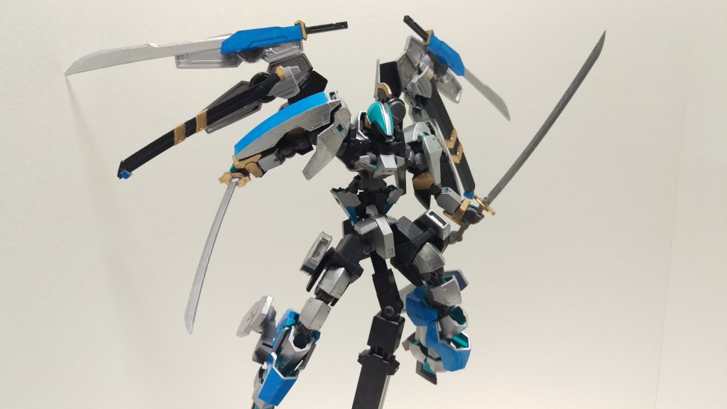 天之尾羽張・天羽々斬
2対の日本刀を模した実体剣。切断能力に優れデュランダーナより軽量で取り回しが良い。デュランダーナよりかなり細身であるため、強度はない。
未使用時は背部の翼につけられた鞘に納刀される。