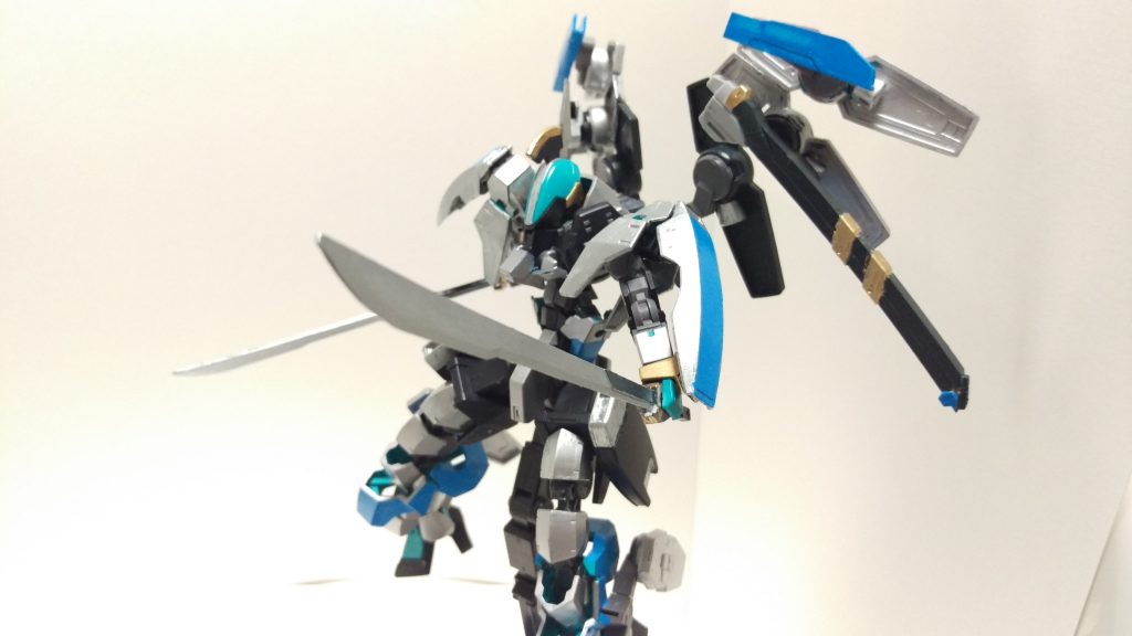 雷切
日本刀を模した片刃の実体剣。短く取り回しが良く、強度も高い。
未使用時は背部の翼外側に装備される。
刀身がむき出しの状態で納刀されるため、抜刀せずとも攻撃力を持ち、すれ違いざまに攻撃することも可能。また、抜刀までの時間が短く、投擲武器としても使用される。