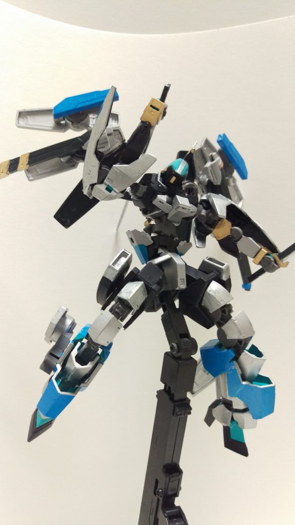 グレイズフレームの改良箇所は主に腰部と脚部であり、それぞれの可動部を増やすことでより人に近い動きをとれるようにした。腕部についても可動部を増やす案はあったものの、近接戦闘を主とするフェヒターの機体構想上強度を確保することができず、廃案となった。
機体各部に増設されたスラスターと背部の翼に内蔵された高出力スラスターにより、機体操縦の難易度が高く機体のヒットボックスも相まって熟練パイロットでも操縦感覚が合わない機体となった。