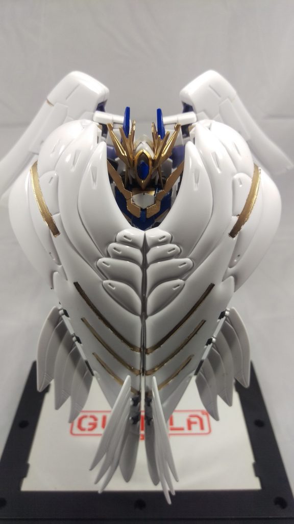 背部の4枚の翼は1対の姿勢制御翼と1対の推進制御翼から構成される。
姿勢制御翼は2枚合わせると機体全体を覆うことができるほど巨大で、その形態の防御力は戦艦の主砲級の砲撃をものともしない。
姿勢制御翼はその名の通り機体制御を担い、機体の急加速、急減速、急激な方向転換を可能とする。
推進制御翼は翼内部にバーニアスラスターを内蔵し、機体に大推力を与える。