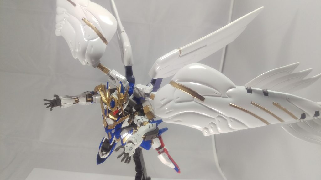 機体重量を活かした体当たりや巨大な翼による打撃攻撃も可能。
機体の硬さと重さそのものが武器となる。