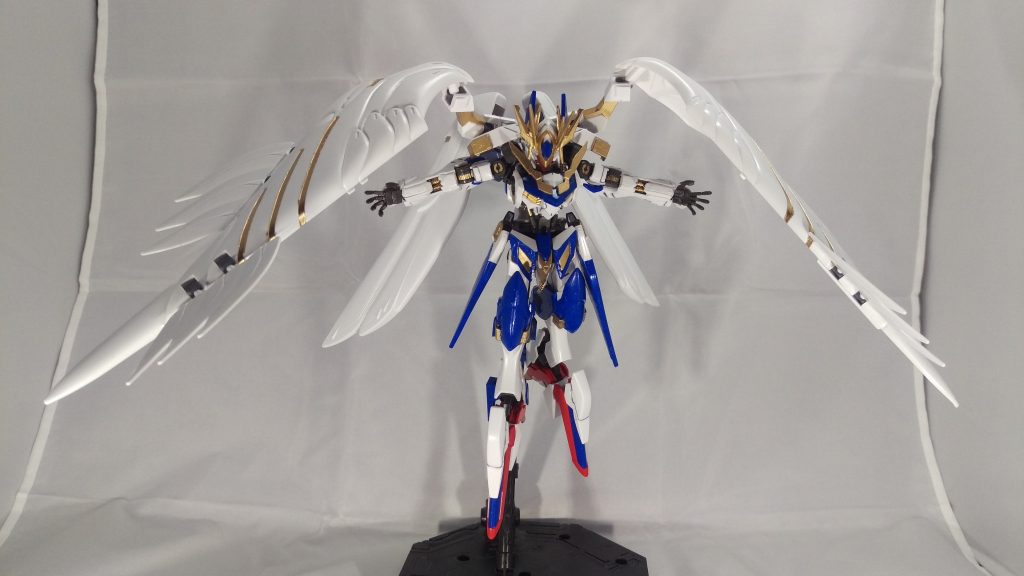 天使のような翼と機体の色合いから天使と思われるが、その性質は悪魔や死神の類。
機体名の「子守歌」も自らの手で奪った命の子守歌と考えると悍ましいものがある。