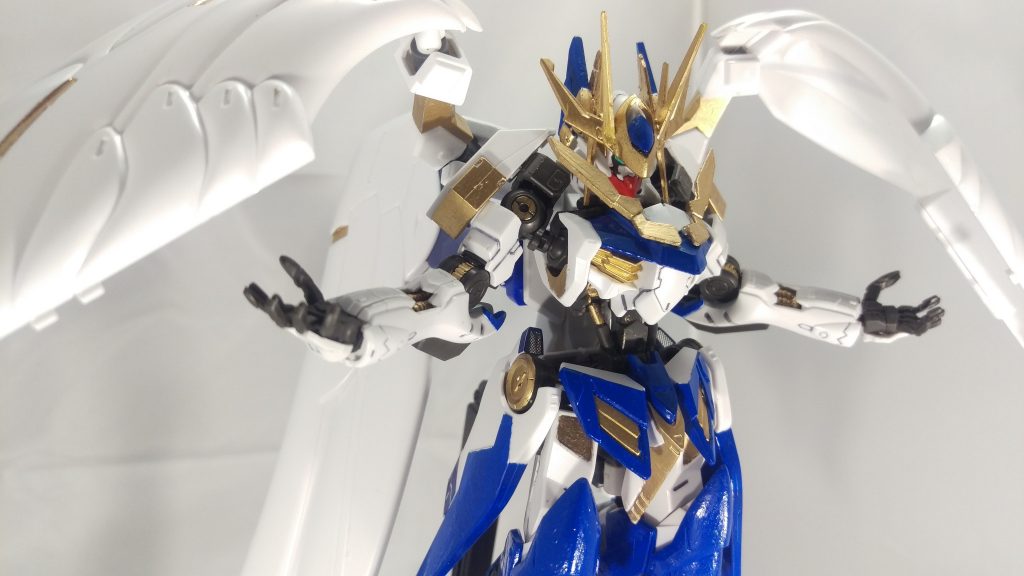 機体のカラーリングや形状はイェーガーから受け継がれている。