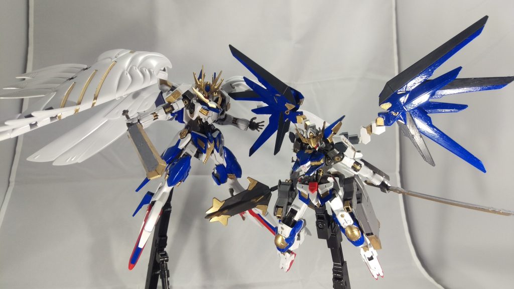 イェーガーと一緒にOPの止め絵。
イェーガーと比較すると白い部分が多いものの、大まかなカラーリングは同じ。