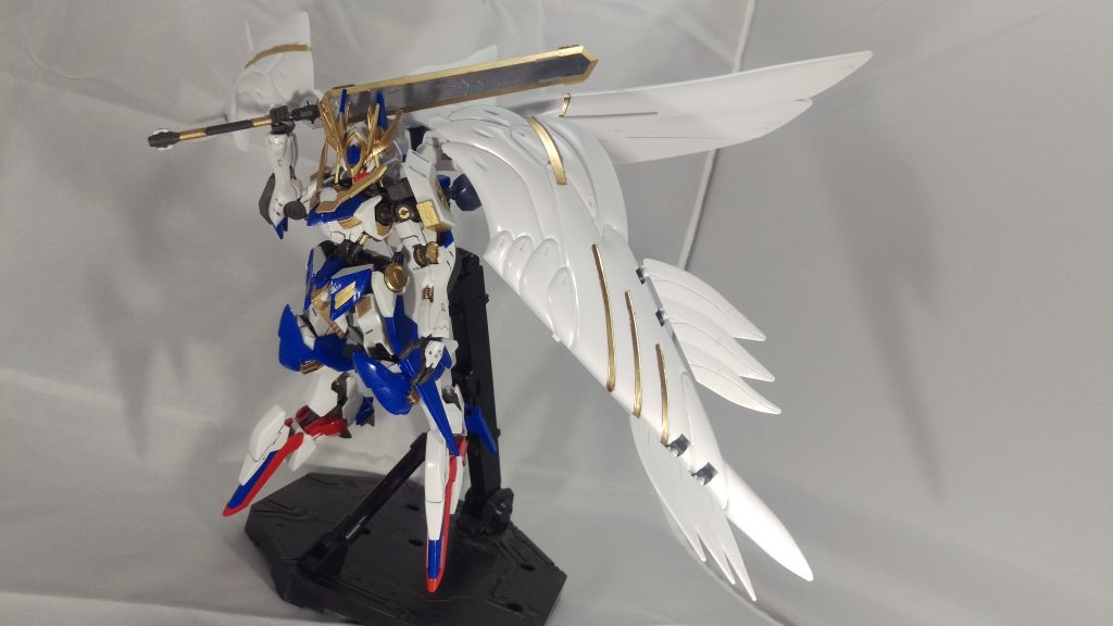 巨大な4枚の翼は羽ばたくことで急激な加速と機敏な方向転換を可能にするが、機体にかかる負荷は大きく、翼の骨格はガンダムフレームが使用されている。
機体重量が大幅に増加したため、携行する武装を大幅に削減した。