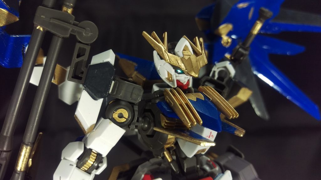 バストアップ
機体の関節の一部や装甲の一部を金色に塗装するようになったのはこの頃から。
また撮影の際にメインカメラのシールが光る角度で撮影するようになったのもこの頃。