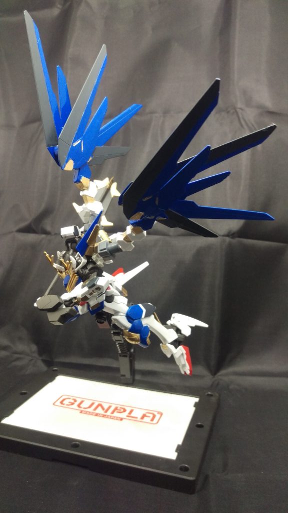 翼の一部や肩、膝裏のグレーはジャーマングレー。
この色を好んで使い始めたのもガンプラ制作第2期中期以降。